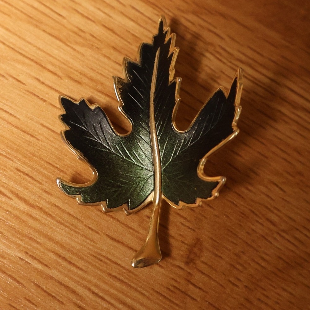 Vintage Maple Leaf Brooch Pin Womens Green Gold Tone Enamel Fall Mid Century - Picture 4 of 5